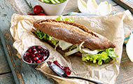 Ziegenkäse-Sandwich mit Salat