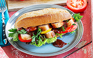 BBQ-Sandwich mit Grillwurst