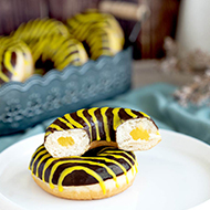Donut Queen V, gefüllt mit Vanillepudding